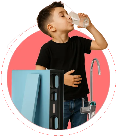 enfant-boit-eau-pure enfant qui boit une eau pure traitée par osmose